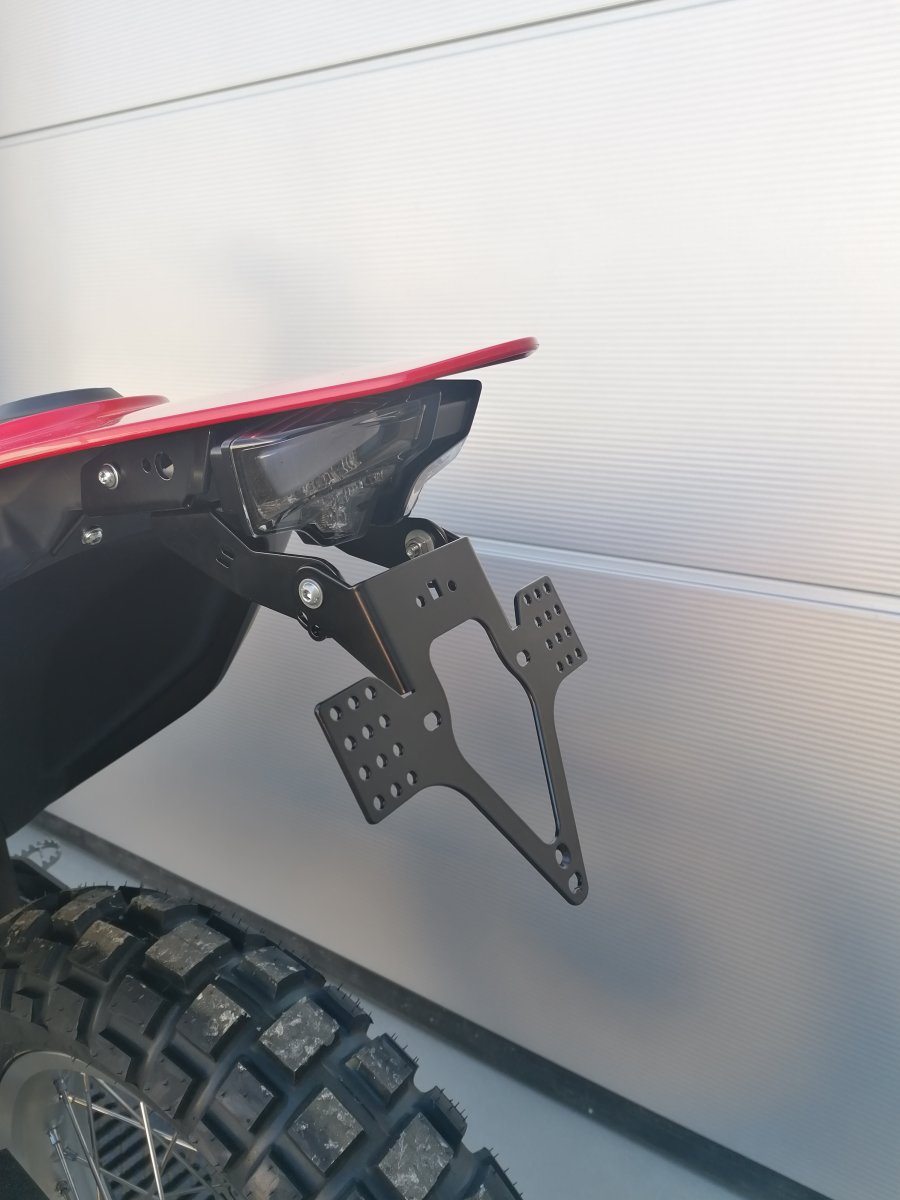 GroFaTec Kennzeichenhalter Für GasGas SM 700 2022-2024 - Kurzer Heckträger Mit LED-Rücklicht, Made In Germany